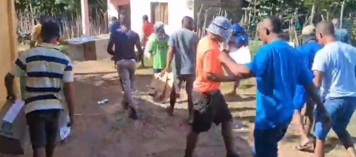 Jóvenes se llevan el material electoral de Arjona_0